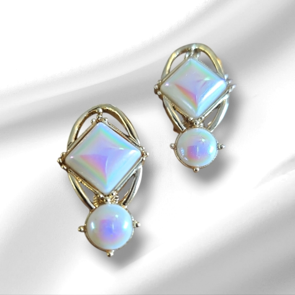 Vintage & Rare Mid-century Signed EMMONS Thermoset Gold Tone Clip Earrings.